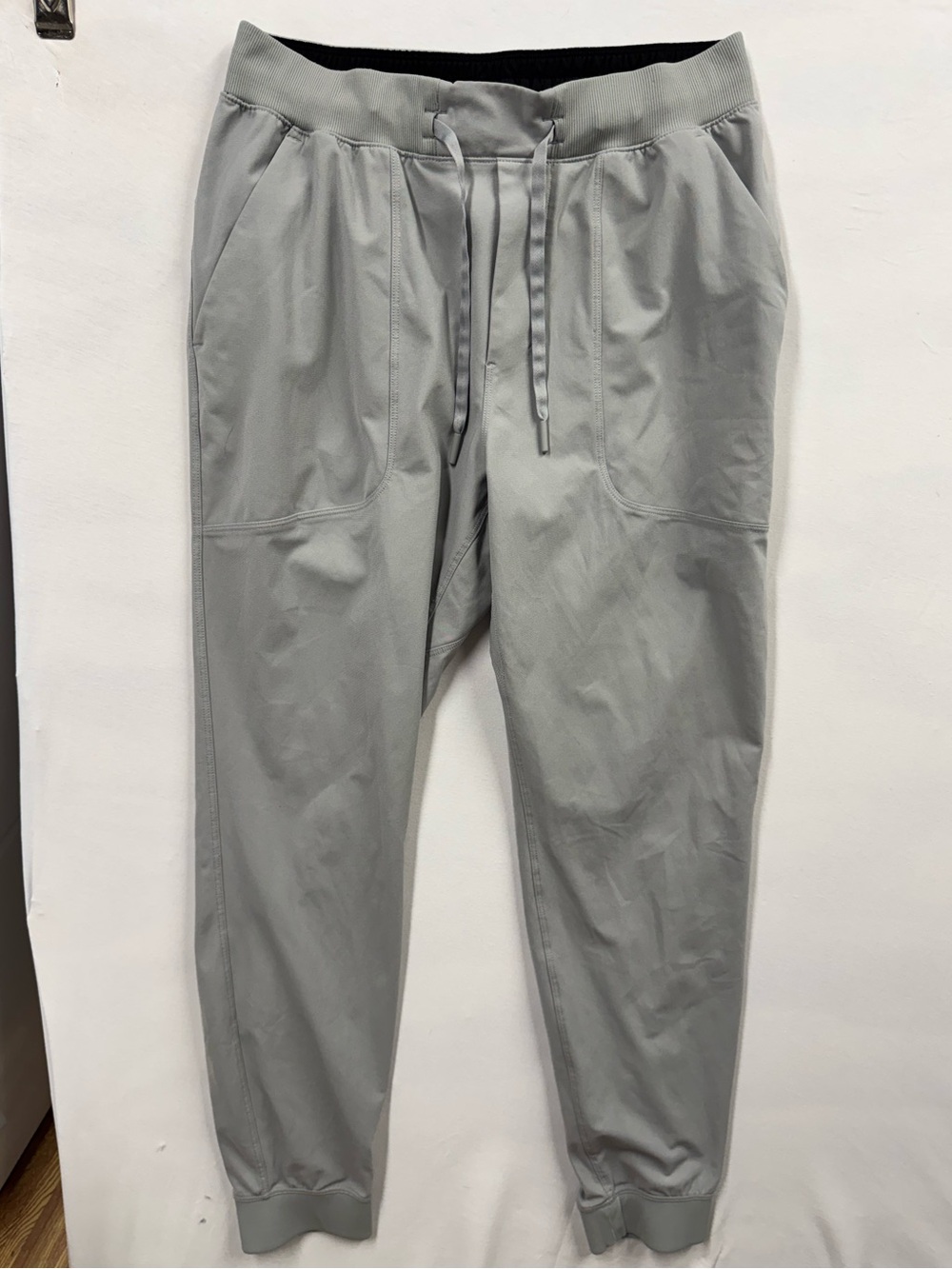 Lululemon ABC Jogger Mens Tan Gray Slim Fit Pants LM5AQ7S Size Medium 28 Inseam